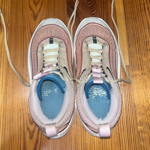 Nike Cosmic Unity 3 basketball shoes - Picture 3 of 4